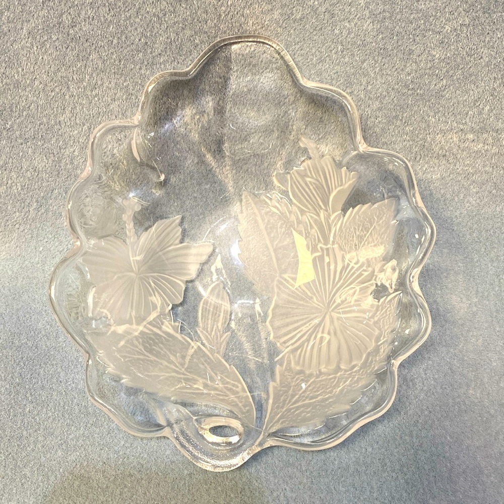 Mikasa Hibiscus Leaf Shaped bowl with Handle